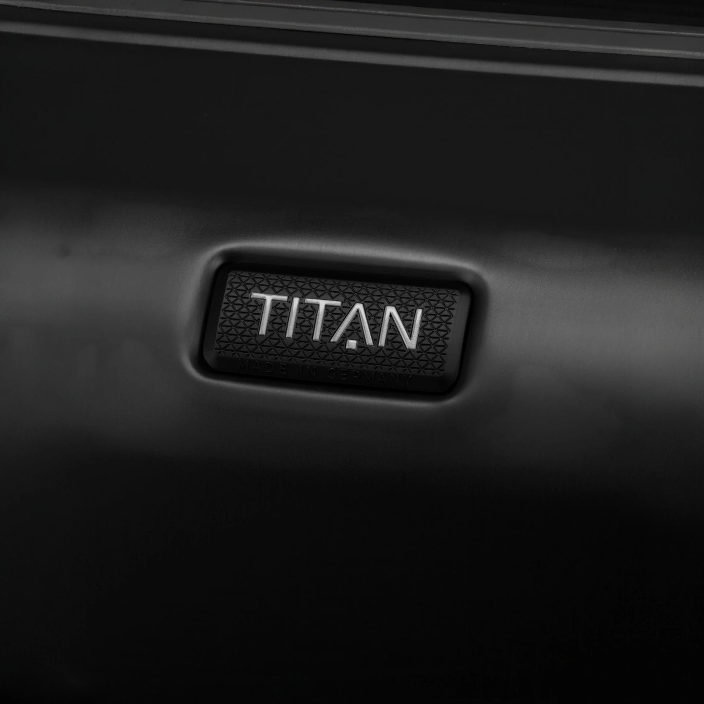 TITAN ETERNITY 4-Rollen-Kabinentrolley aus Aluminium 55 cm -black KOFFER-PLUS.COM