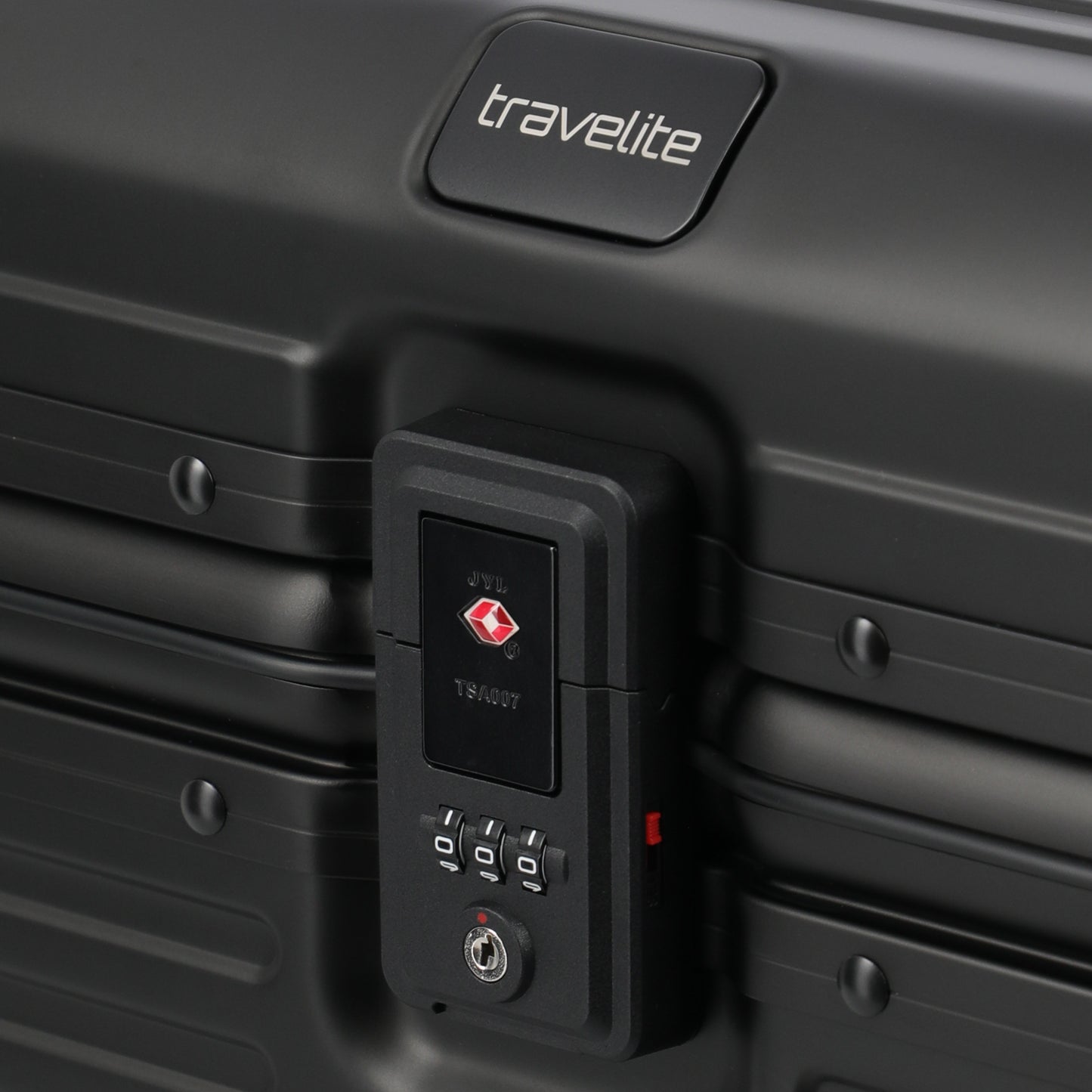 Travelite Next Beauty Case aus Aluminium 38 cm -Schwarz KOFFER-PLUS.COM