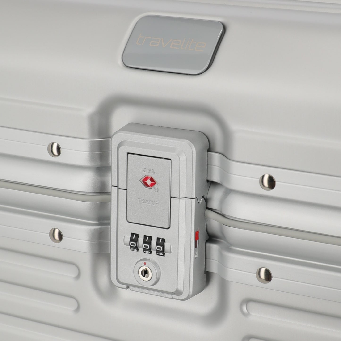 Travelite Next Beautycase aus Aluminium 38 cm -Silber KOFFER-PLUS.COM