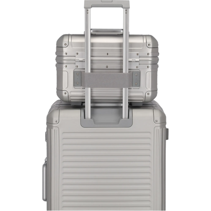 Travelite Next  Beautycase aus Aluminium 38 cm -Silber KOFFER-PLUS.COM